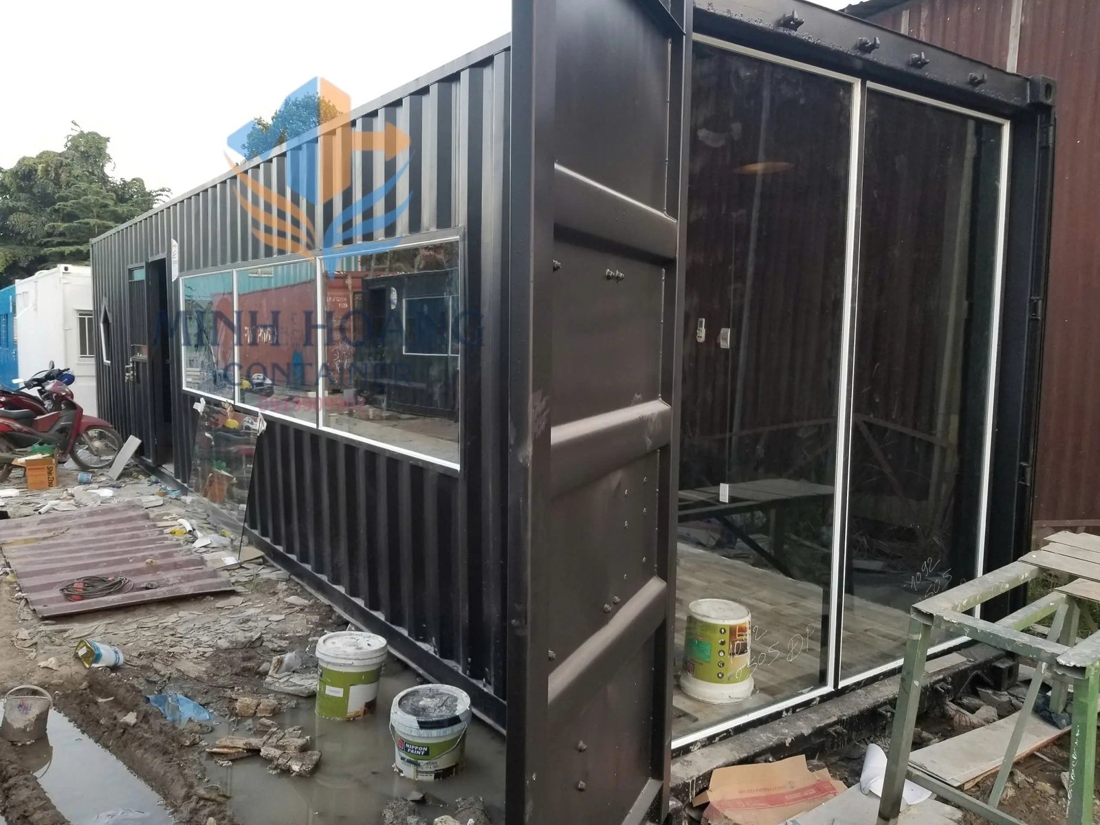 Container Cafe 40 Feet Đen Khung Kính Không Gian Mở